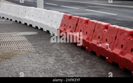 barriere stradali in plastica. bloccare la strada in città. pericolo Foto Stock