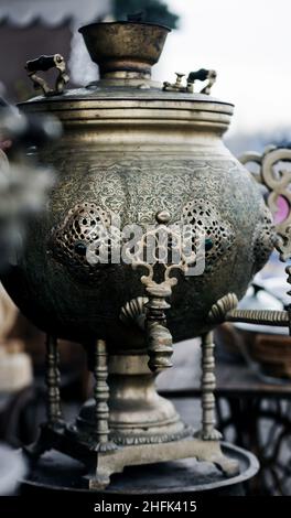 Vecchio samovar di Teapot tradizionale russo in metallo d'epoca. Caldaia ad acqua Foto Stock