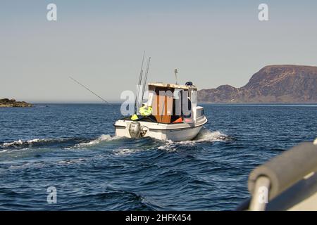 viaggio di pesca in un piccolo taglierino sull'atlantico in norvegia. Pescatori che perseguono il loro hobby in vacanza. Sul fiordo a capo ovest vicino a selje Foto Stock