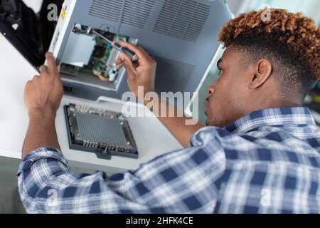 un uomo sta riparando il sistema di alimentazione a getto d'inchiostro Foto Stock