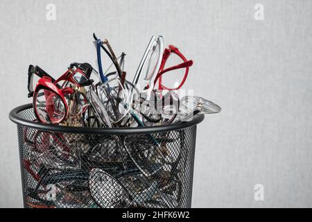primo piano di un gran numero di occhiali diversi nel cestino Foto Stock