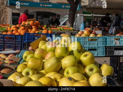 Campos, Spagna; gennaio 15 2022: Mercato settimanale di strada nella città di Majorcan di Campos. Fornitori e clienti con maschere a causa di restrizioni da parte di Omicr Foto Stock