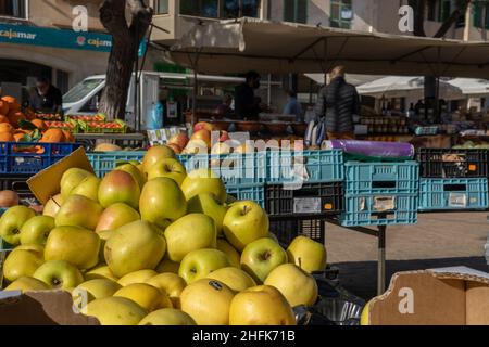 Campos, Spagna; gennaio 15 2022: Mercato settimanale di strada nella città di Majorcan di Campos. Fornitori e clienti con maschere a causa di restrizioni da parte di Omicr Foto Stock