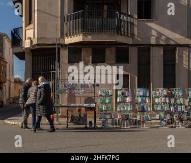 Campos, Spagna; gennaio 15 2022: Mercato settimanale di strada nella città di Majorcan di Campos. Fornitori e clienti con maschere a causa di restrizioni da parte di Omicr Foto Stock