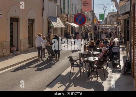 Campos, Spagna; gennaio 15 2022: Mercato settimanale di strada nella città di Majorcan di Campos. Fornitori e clienti con maschere a causa di restrizioni da parte di Omicr Foto Stock