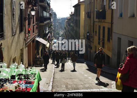 Madrid, Spagna. 16 gennaio 2022: Mercato delle pulci di El Rastro a Madrid. Questo mercato delle pulci è il più grande in Europa ed è tenuto ogni domenica mattina Foto Stock