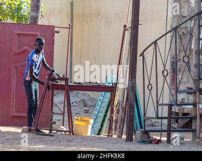 Senegal, Africa - Feb, 2019: La vita quotidiana nelle strade delle città africane. Foto Stock