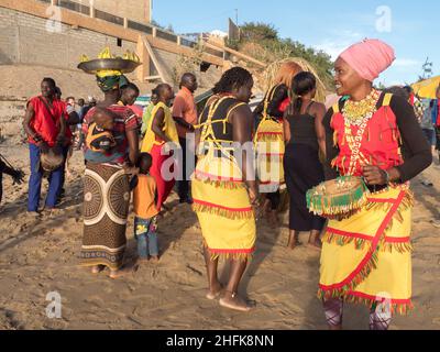 Dakar, Senegal - Feb, 2019: La danza Kumpo sulla spiaggia a Dakar. Il Kumpo, Samay e la Niasse sono tre figure tradizionali nella mitologia di Foto Stock