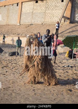Dakar, Senegal - Feb, 2019: La danza Kumpo sulla spiaggia a Dakar. Il Kumpo, Samay e la Niasse sono tre figure tradizionali nella mitologia di Foto Stock