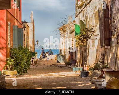 Gorea, Senegal- Febbraio 2, 2019: vita quotidiana, strada di sabbia sulla isola di Goree e vista della città di Dakar Gorée. Dakar, Senegal. L'Africa. Foto Stock