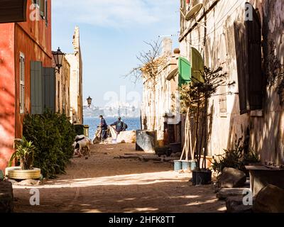 Gorea, Senegal- Febbraio 2, 2019: vita quotidiana, strada di sabbia sulla isola di Goree e vista della città di Dakar Gorée. Dakar, Senegal. L'Africa. Foto Stock