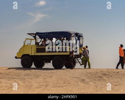 Dakar, Senegal - Feb, 2019: L'ultima tappa del passato Parigi-Dakar tour lungo le rive dell'Oceano Atlantico e l'auto gialla 4WD, Senegal, Africa Foto Stock