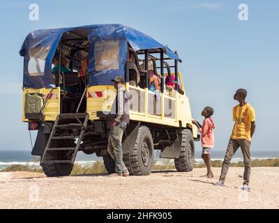 Dakar, Senegal - Feb, 2019: L'ultima tappa del passato Parigi-Dakar tour lungo le rive dell'Oceano Atlantico e l'auto gialla 4WD, Senegal, Africa Foto Stock