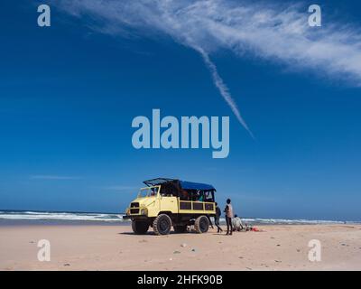 Dakar, Senegal - Feb, 2019: L'ultima tappa del passato Parigi-Dakar tour lungo le rive dell'Oceano Atlantico e l'auto gialla 4WD, Senegal, Africa Foto Stock