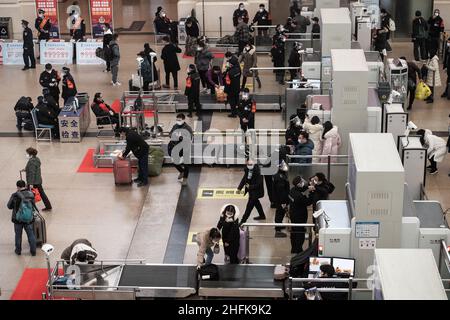 Wuhan, Cina. 17th Jan 2022. I passeggeri visti alla stazione ferroviaria di Hankow a Wuhan. Il numero di viaggi in treno durante il festival di primavera 2022 corsa di corsa dovrebbe raggiungere 280 milioni, con una media di 7 milioni di viaggi al giorno, in aumento del 28,5% anno su anno, secondo le autorità ferroviarie. Milioni di cinesi si recheranno a casa per visitare le famiglie in massa durante il periodo di festa di Primavera che inizia con il Capodanno lunare il 1 febbraio. (Foto di Ren Yong/SOPA Images/Sipa USA) Credit: Sipa USA/Alamy Live News Foto Stock