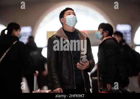 Wuhan, Cina. 17th Jan 2022. I passeggeri che indossano le maschere attendono alla stazione ferroviaria di Hankow a Wuhan. Il numero di viaggi in treno durante il festival di primavera 2022 corsa di corsa è previsto per raggiungere 280 milioni, con una media di 7 milioni di viaggi al giorno, con un aumento del 28,5% anno su anno, secondo le autorità ferroviarie. Milioni di cinesi si recheranno a casa per visitare le famiglie in massa durante il periodo di festa di Primavera che inizia con il Capodanno lunare il 1 febbraio. (Foto di Ren Yong/SOPA Images/Sipa USA) Credit: Sipa USA/Alamy Live News Foto Stock