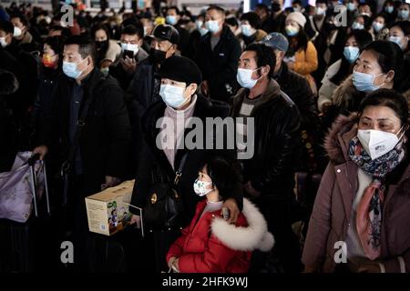 Wuhan, Cina. 17th Jan 2022. I passeggeri che indossano le maschere aspettano di salire a bordo di un treno alla stazione ferroviaria di Hankow a Wuhan. Il numero di viaggi in treno durante il festival di primavera 2022 si prevede che il rush di viaggio raggiunga i 280 milioni, con una media di 7 milioni di viaggi al giorno, con un aumento del 28,5% anno su anno, secondo le autorità ferroviarie. Milioni di cinesi si recheranno a casa per visitare le famiglie in massa durante il periodo di festa di Primavera che inizia con il Capodanno lunare il 1 febbraio. Credit: SOPA Images Limited/Alamy Live News Foto Stock