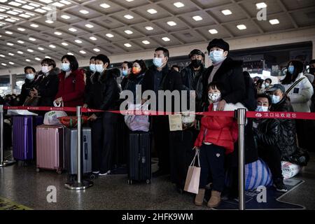 Wuhan, Cina. 17th Jan 2022. I passeggeri che indossano le maschere aspettano di salire a bordo di un treno alla stazione ferroviaria di Hankow a Wuhan. Il numero di viaggi in treno durante il festival di primavera 2022 si prevede che il rush di viaggio raggiunga i 280 milioni, con una media di 7 milioni di viaggi al giorno, con un aumento del 28,5% anno su anno, secondo le autorità ferroviarie. Milioni di cinesi si recheranno a casa per visitare le famiglie in massa durante il periodo di festa di Primavera che inizia con il Capodanno lunare il 1 febbraio. Credit: SOPA Images Limited/Alamy Live News Foto Stock