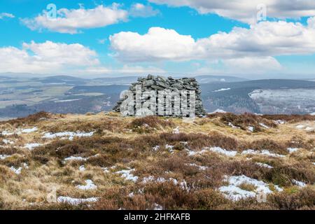 Il cairn di Lord Arthur sulla collina di Lord Arthur nelle colline di Correen vicino ad Alford, Aberdeenshire, Scozia Foto Stock