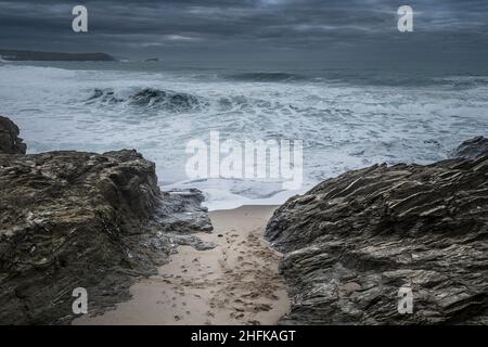 Alta marea e forti condizioni di vento nel piccolo Fistral appartato a Newquay in Cornovaglia. Foto Stock