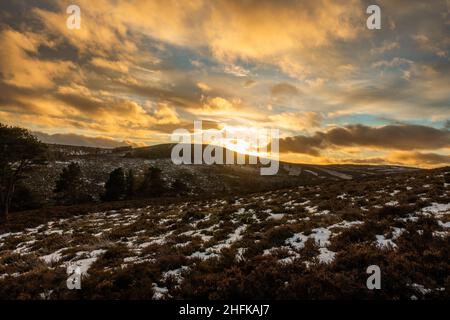 Lord Arthur's Hill al tramonto nelle colline di Correen vicino ad Alford, Aberdeenshire, Scozia Foto Stock
