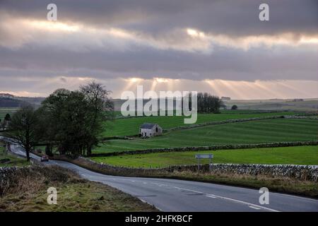 La strada che attraversa il Peak District in direzione di Ashbourne, vicino alla stazione Alsop, Derbyshire, Inghilterra Foto Stock