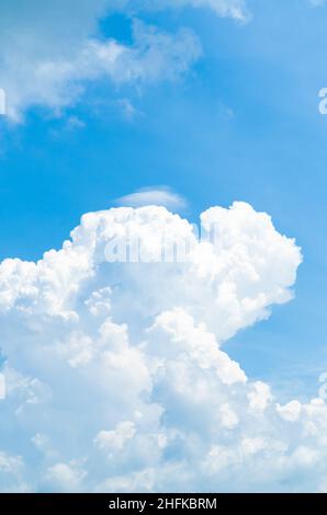 Cielo blu con nuvole bianche che si diffondono in una giornata di sole Foto Stock