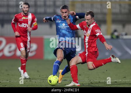 Stadio Brianteo, Monza (MB), Italia, 16 gennaio 2022, Aleandro Rosi (AC Perugia Calcio 1905) e Carlos Augusto (AC Monza) combattono per la palla durante Foto Stock