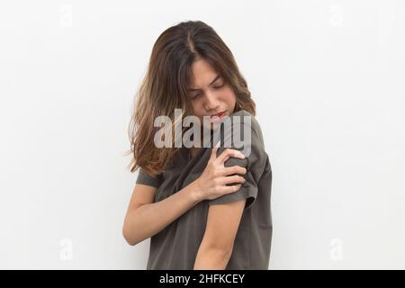 Primo piano donna che ha dolore nel gomito ferito. Foto Stock