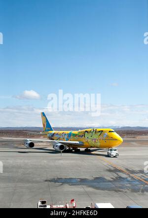 Aeroplano Pokemon giallo all'aeroporto di Chitose, Hokkaido. Tutte le Nippon Airways. Foto Stock