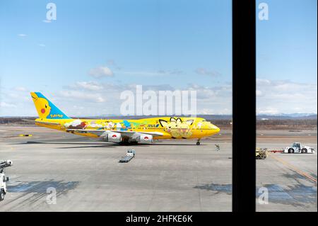 Aeroplano Pokemon giallo all'aeroporto di Chitose, Hokkaido. Tutte le Nippon Airways. Foto Stock