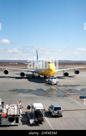 Aeroplano Pokemon giallo all'aeroporto di Chitose, Hokkaido. Tutte le Nippon Airways. Foto Stock