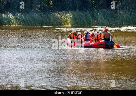 Rafting turistico su una barca gonfiabile sul fiume in un giorno d'estate. Spazio copia. Foto Stock