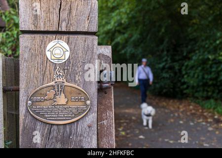 Placca di ottone sul sentiero olimpico in molto Wenlock, Shropshire, Inghilterra Foto Stock