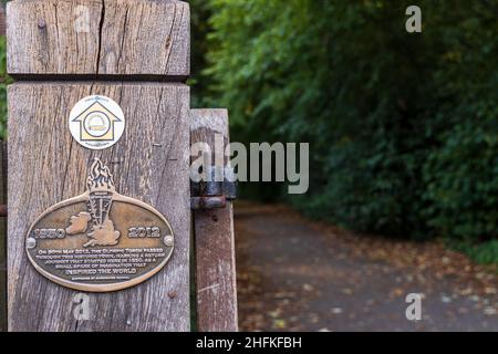 Placca di ottone sul sentiero olimpico in molto Wenlock, Shropshire, Inghilterra Foto Stock