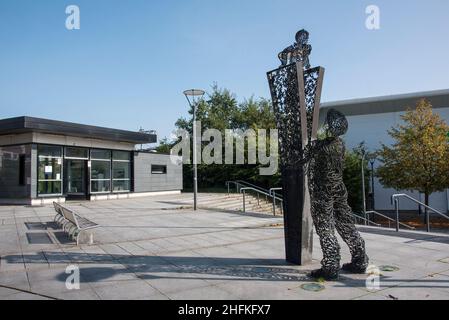 "Posso vedere per miglia" scultura di Andy Scott all'ingresso della stazione di Alloa Clackmannanshire Scozia Foto Stock