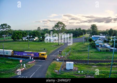 Aereo di un treno merci generale che passa il villaggio di Yandaran Queensland Australia Foto Stock