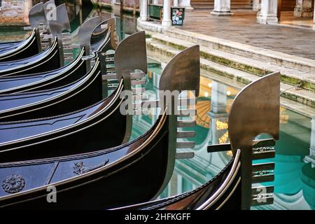 Particolare sul prua in acciaio delle gondole veneziane ormeggiate a Venezia. Foto Stock