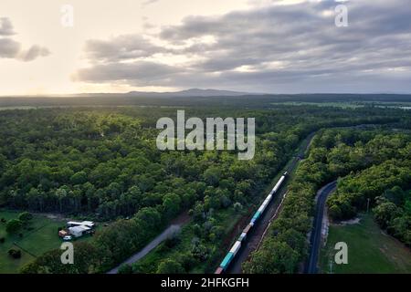 Aereo di un treno merci generale che passa il villaggio di Yandaran Queensland Australia Foto Stock