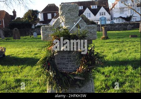 La tomba e la lapide di Spike Milligan, con corona, nel cimitero di San Tommaso Martire, Winchelsea, Sussex orientale. Foto Stock