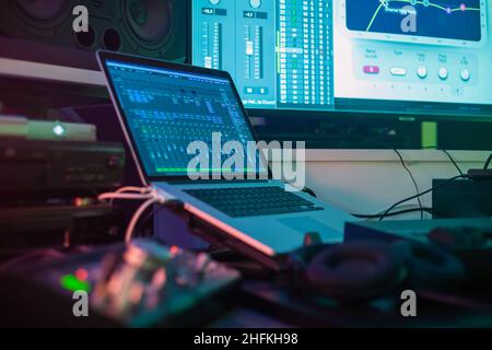 Scrivania di controllo Modern Music Record Studio con schermo del computer. Foto Stock