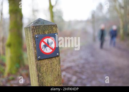 Nessun segnale di passeretto su un palo con gli escursionisti sullo sfondo Foto Stock