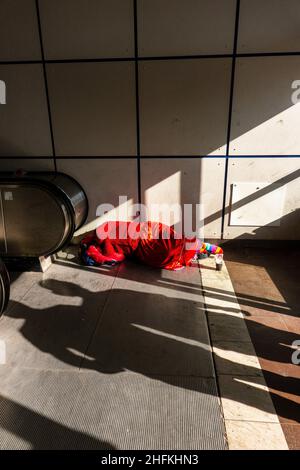 Begger dormire in metropolitana Foto Stock