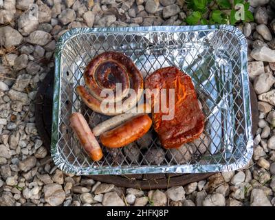 salsicce alla griglia monouso Foto Stock