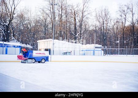 Russia Moscow 12.01.2022 - una macchina speciale per la raccolta del ghiaccio pulisce la pista di pattinaggio Foto Stock