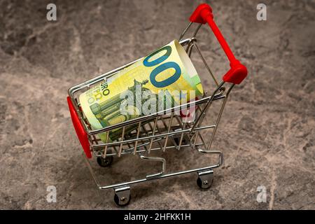 Carrello con banconote da cento euro. Concetto: Prestito, investimento, pensione, risparmio di denaro, finanziamento, debito, ipoteca, crisi finanziaria o aumento. Foto Stock