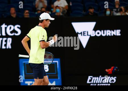 Melbourne, Australia. 17th Jan 2022. Tennis: Grand Slam - Australian Open, single, uomini, round 1st: Zverev (Germania) - Altmaier (Germania). Daniel Altmaier reagisce. Credit: Frank Molter/dpa/Alamy Live News Foto Stock