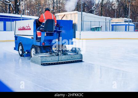 Russia Moscow 12.01.2022 - una macchina speciale per la raccolta del ghiaccio pulisce la pista di pattinaggio Foto Stock