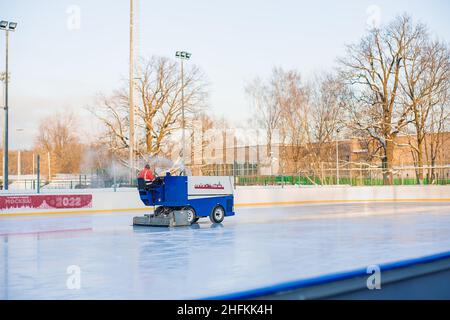 Russia Moscow 12.01.2022 - una macchina speciale per la raccolta del ghiaccio pulisce la pista di pattinaggio Foto Stock