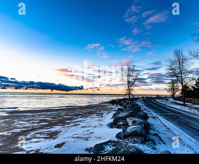 Tawas Point Cold Ice Road Sunrise con Iced Over Road Foto Stock